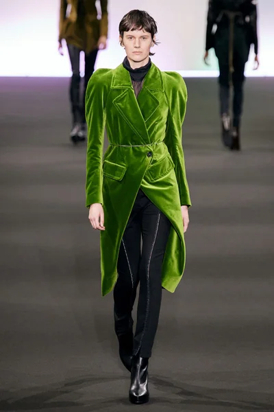 Look 16